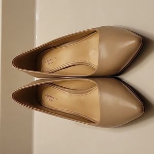 Liz Claiborne's flex form LC Baine Nude heels Size 8